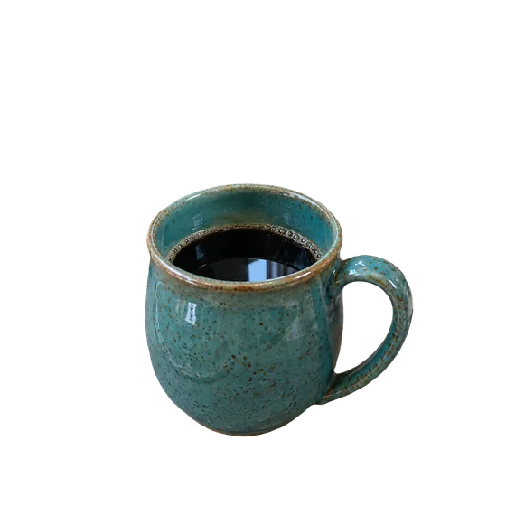Taza de cerámica en la encimera de la cocina — Fondo blanco