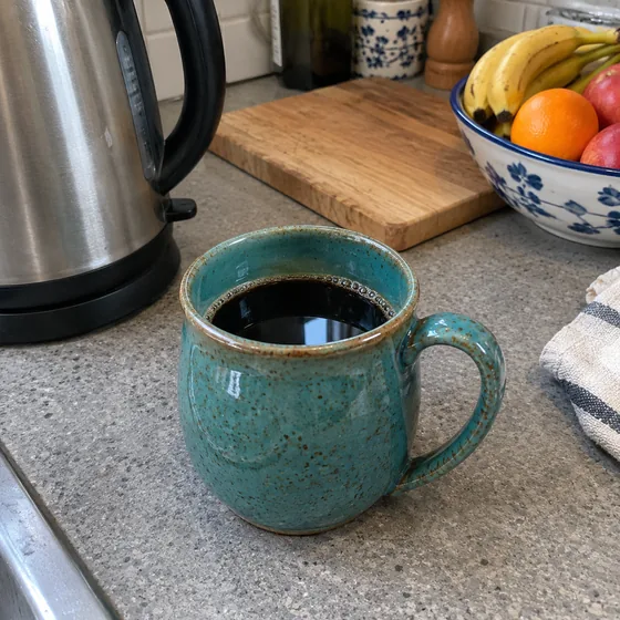 Taza de cerámica en la encimera de la cocina — Original